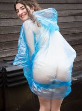 hairy-pussy-in-the-rain_3