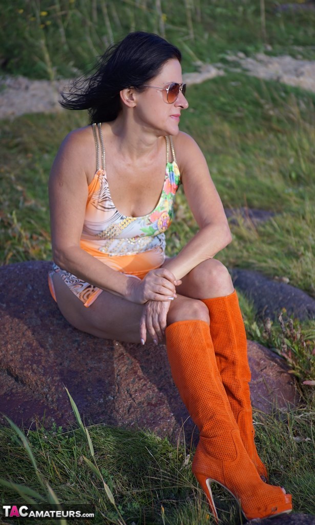 hairy-amateur-milf-diana-ananta_3